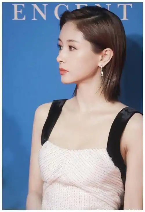 原创王子文的头发终于长长了中长发油发很帅气露背裙也能凹造型