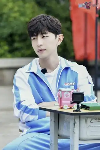 剧照,邓伦以印花衬衫搭配深色长裤,尽显雅痞绅士风,而校服造型则少年