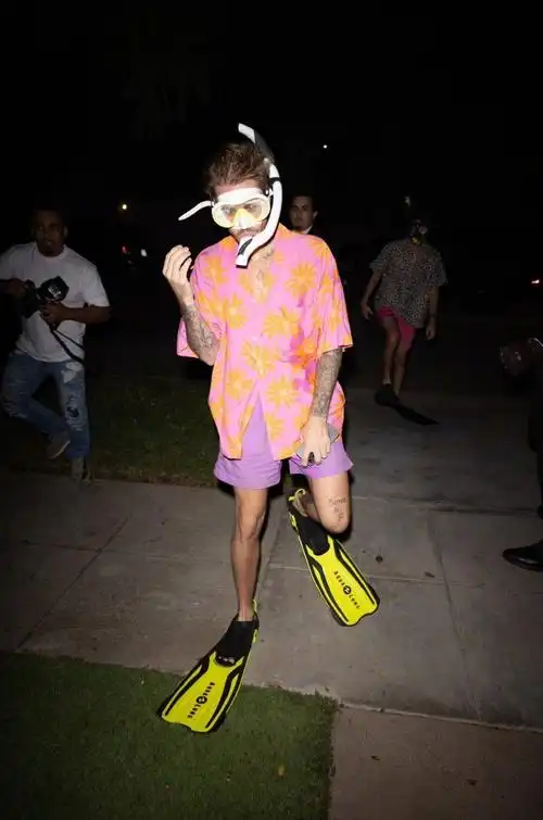 #justinbieber万圣节潜水造型#