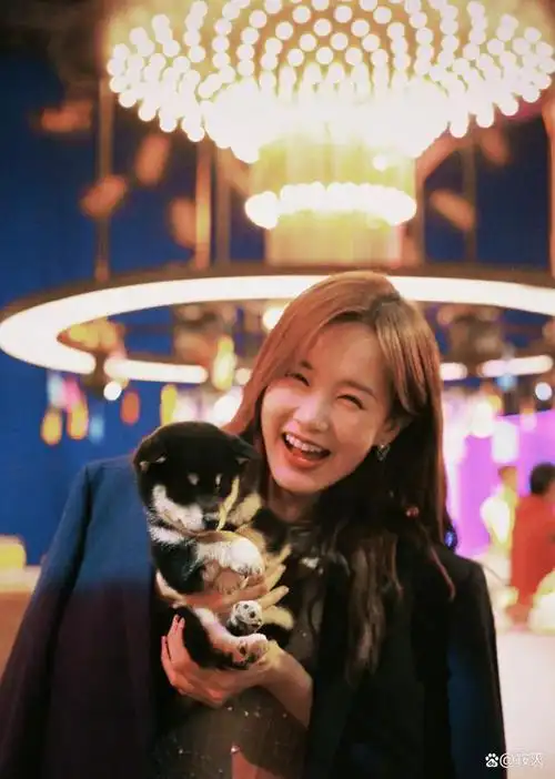 李一桐晒游乐园照片笑容开心又甜美