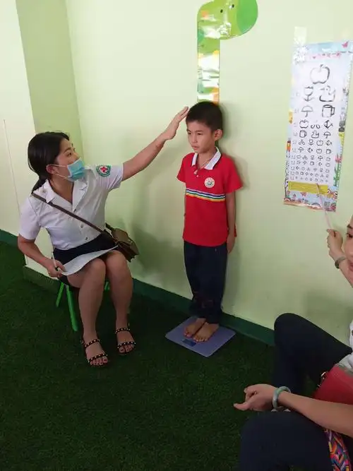 体检咯,量身高,称体重,检查眼睛,还有抽血,我们是大哥哥大姐姐了,我们