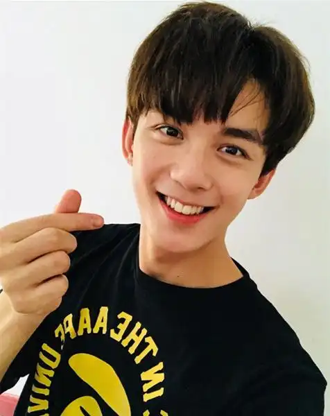 男明星"比心"必备撩妹技能,吴磊最暖,杨洋最接地气,他最帅!