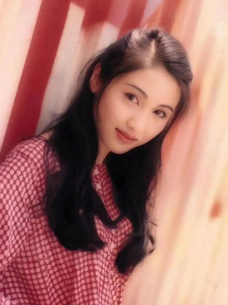 梨涡美女黎姿,1971年10月1日出生于中国香港,毕业于香港演艺学院,中国