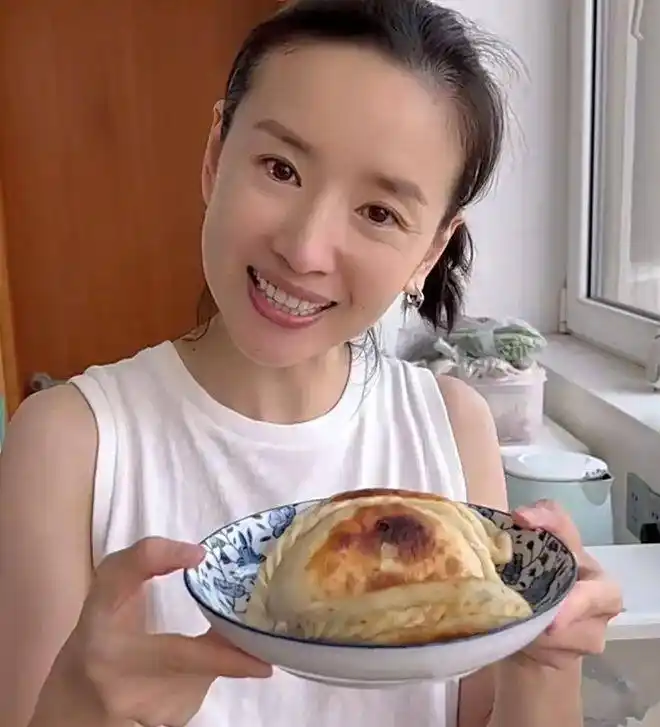 今年顶顶过生日潘粤明董洁微博互动互关,潘粤明至今vx头像还是给董洁