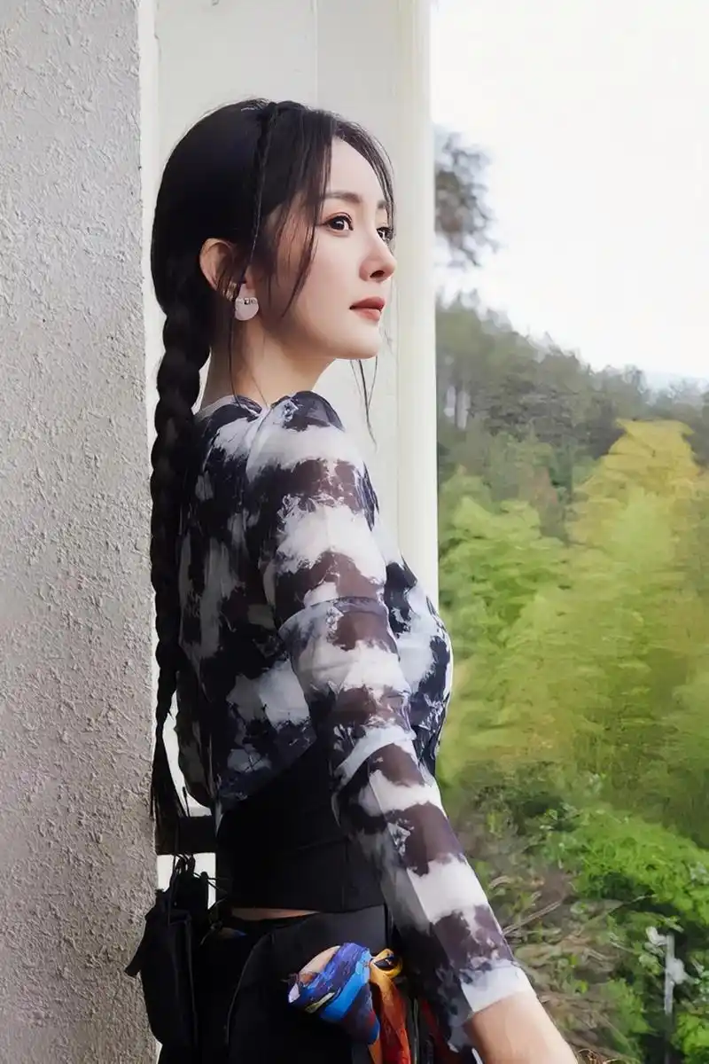 杨幂今日份六宫图随拍,双马尾麻花辫的幂,侧颜好漂亮