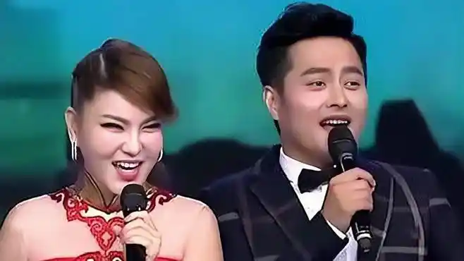 竟与乌兰图雅合唱肉麻情歌,网友:不怕你老婆吃醋吗?