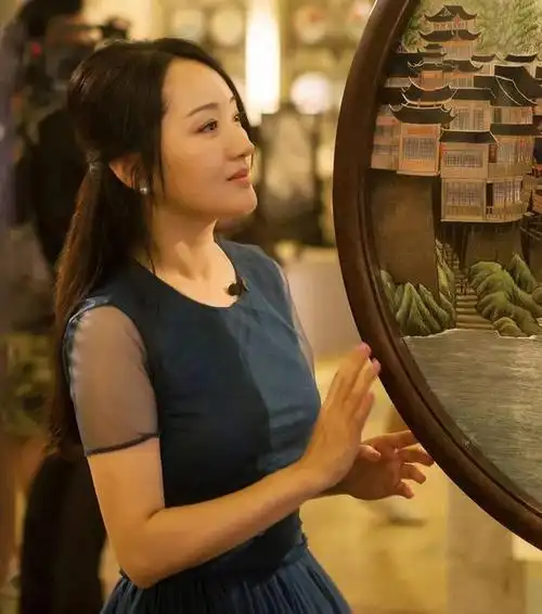 46岁杨钰莹穿衣打扮(48岁杨钰莹装嫩失败)(1)