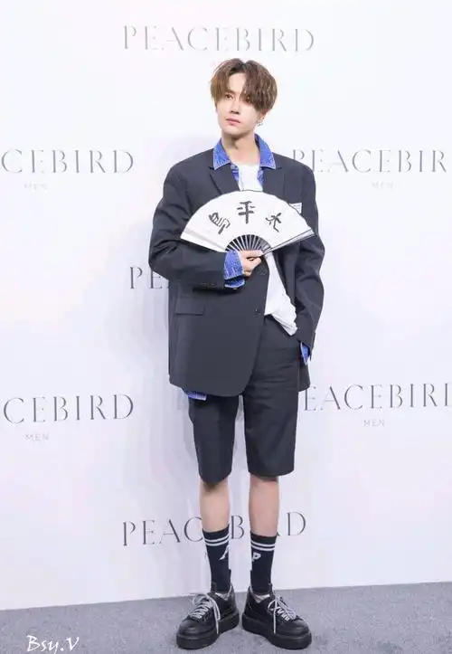 王一博太白了!全身上下白到发光!我一个女生好羡慕啊!