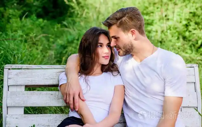 信任和亲密.年轻人闲