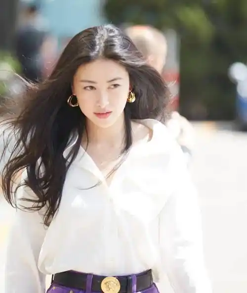 到了尤文图斯的老板在球场看台上亲吻一美女的画面,该美女正是朱珠