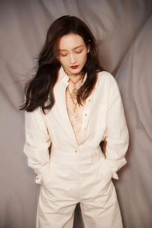 王鸥成团后亮相再现神仙颜值蕾丝背心配衬衫好撩