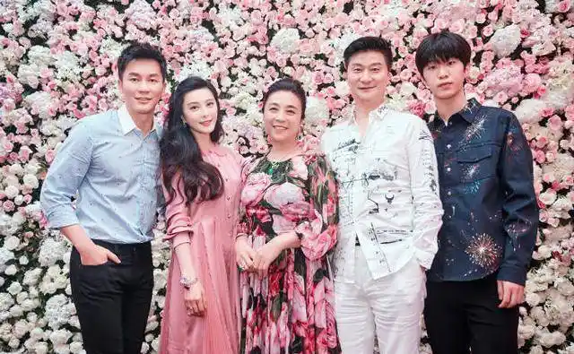 刘亦菲晒全家福竟是家族最丑?看见吴尊家的才真的被吓到!