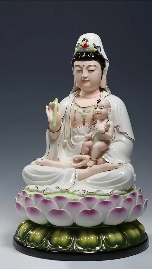 关于坐在莲花上的菩萨图片的图片及描述