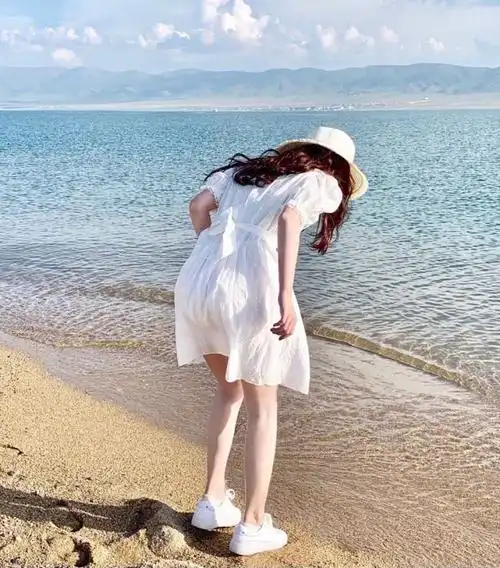 原创鞠婧祎身着白裙海边游玩像极了堕入凡间的仙女就连背影都是很美的