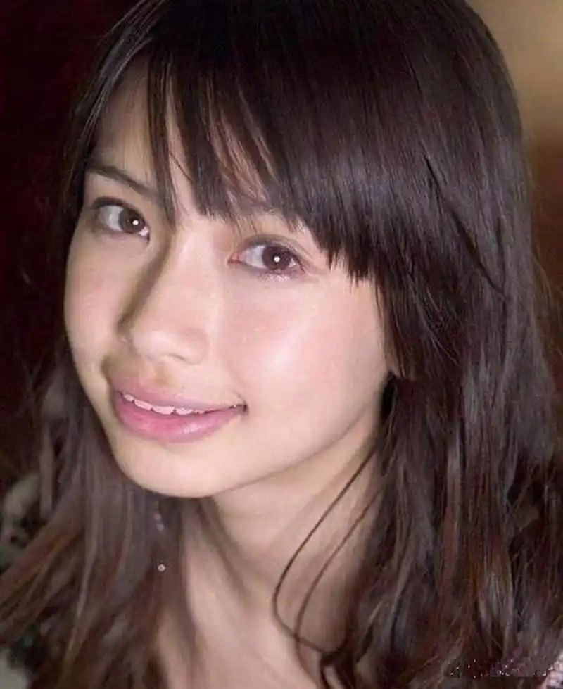 杨颖早期出道时的照片,看上去跟现在大相径庭啊!