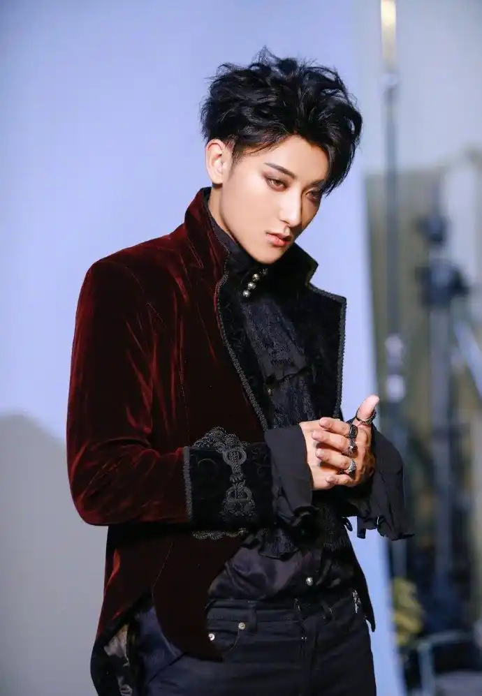 黄子韬2019霸气出镜,吸血鬼装扮引众人追捧!如此酷炫,帅出天际