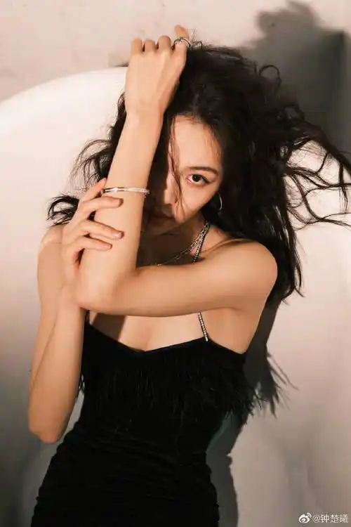 钟楚曦在浴缸内的美图,身穿一袭吊带黑色短裙,大秀自己的事业线-爱