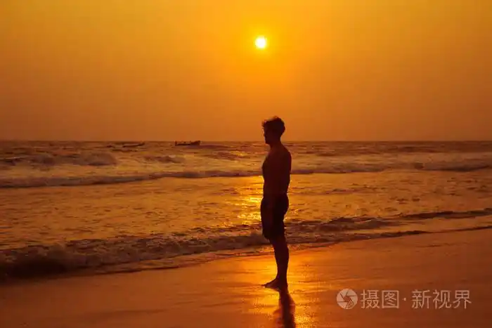 健壮的男人做运动在海滩上