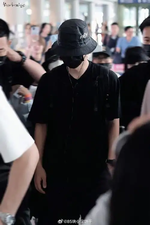 王一博机场同款包包##loewe全球品牌代言人王一博