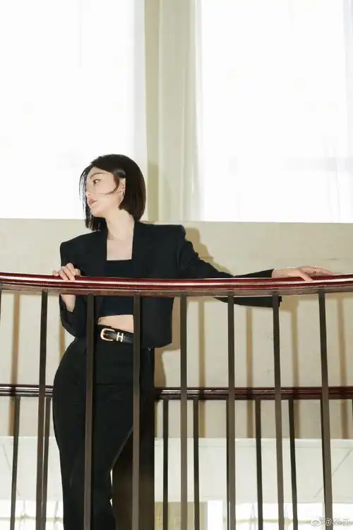 秦岚黑西装好辣