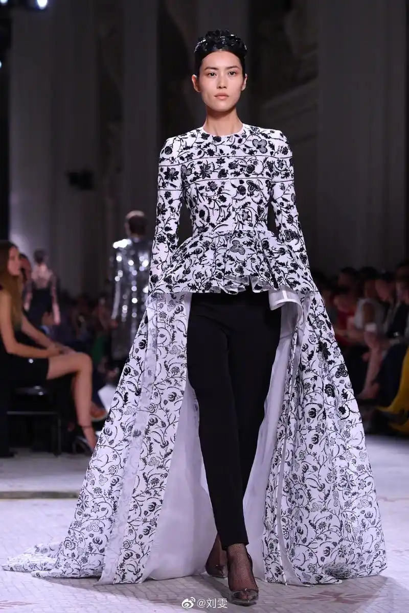 刘雯蘑菇头造型独特时尚走秀气场全开国际范十足