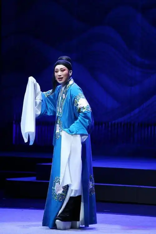 如《孟丽君》中的成宗皇帝,《荆钗记》中的王十朋,《蛟龙扇》中的高德