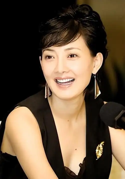 曾经,牛莉是春晚的常客,与郭冬临合作的小品让她的名字深植观众心中.