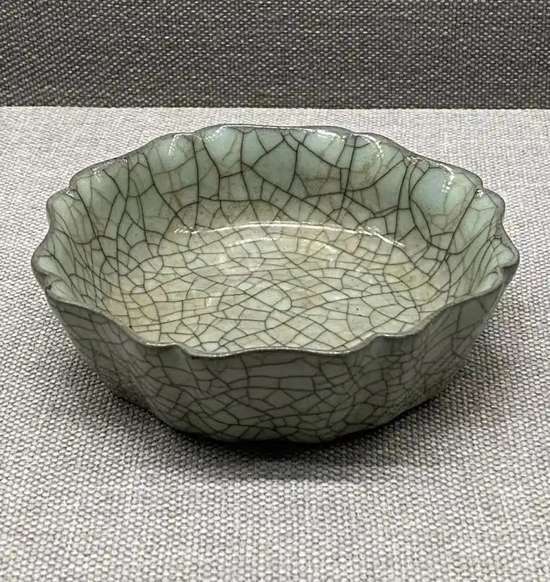 此件馆方定为"南宋哥窑青釉葵花式洗"( - 抖音