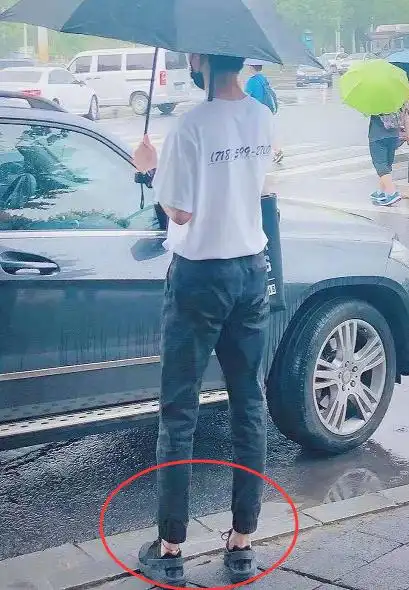 马嘉祺真的有19岁吗?看到他脚脖子上的"东西"时,粉丝都哭笑不得