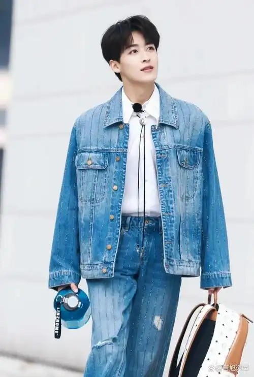 何洛洛什么神仙颜值啊,阳光帅气迷人十足,微微一笑很倾城!