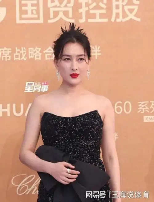 42岁马苏活动生图大翻车水桶腰拜拜肉脸部状态像老大妈