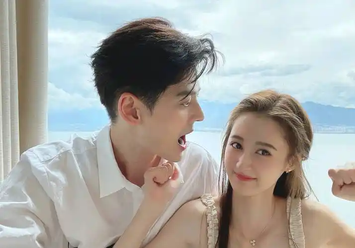 原本是想找何润东,辰亦儒当伴郎,后来才意识到二人已婚,只好找仍是