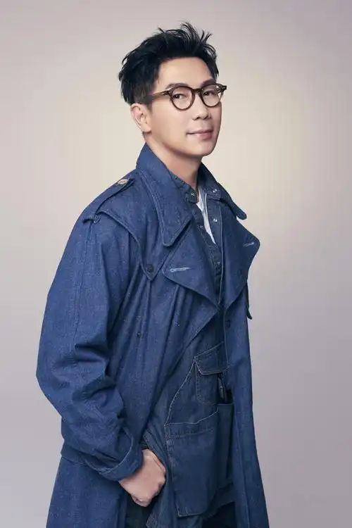 祖籍中国广东揭阳,华语流行乐男歌手,演员