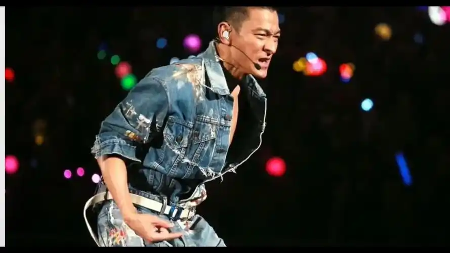 刘德华睽违八年红馆开演唱会 妻子朱丽倩携六岁女儿罕见现身支持