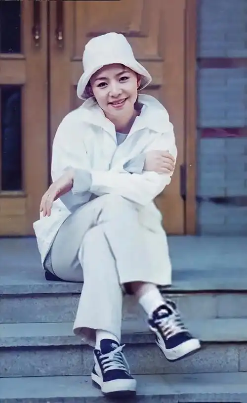 年轻时的宋丹丹美成偶像派瓜子脸柳叶眉穿搭朴素难掩灵气美