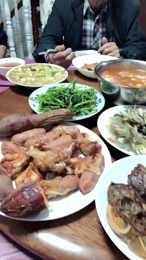 78159491今天去女朋友家做客,女朋友烧了满满一桌菜,大家一起