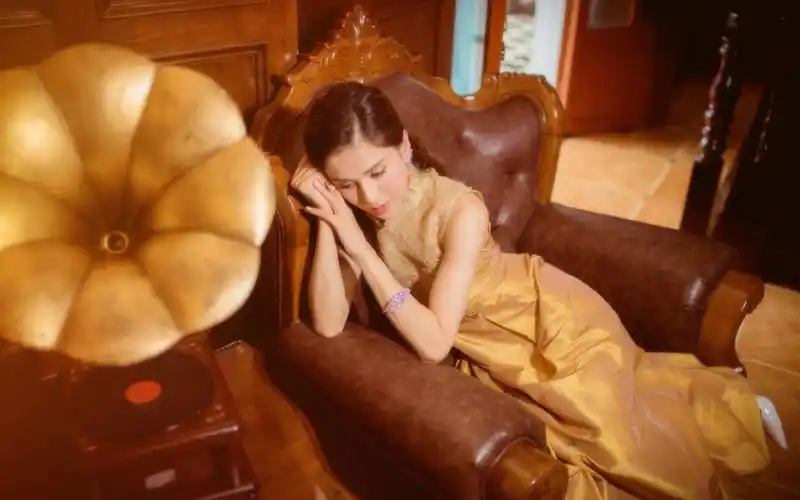 分享一组李若彤图片给大家,图中的明星图片壁纸会点缀你的电脑桌面