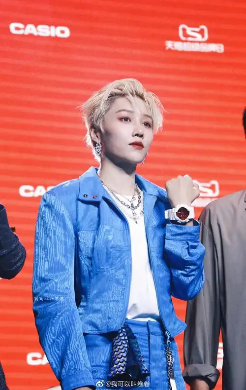 《刘雨昕弹唱》《刘雨昕dior》《刘雨昕封面》《刘雨昕直拍》.