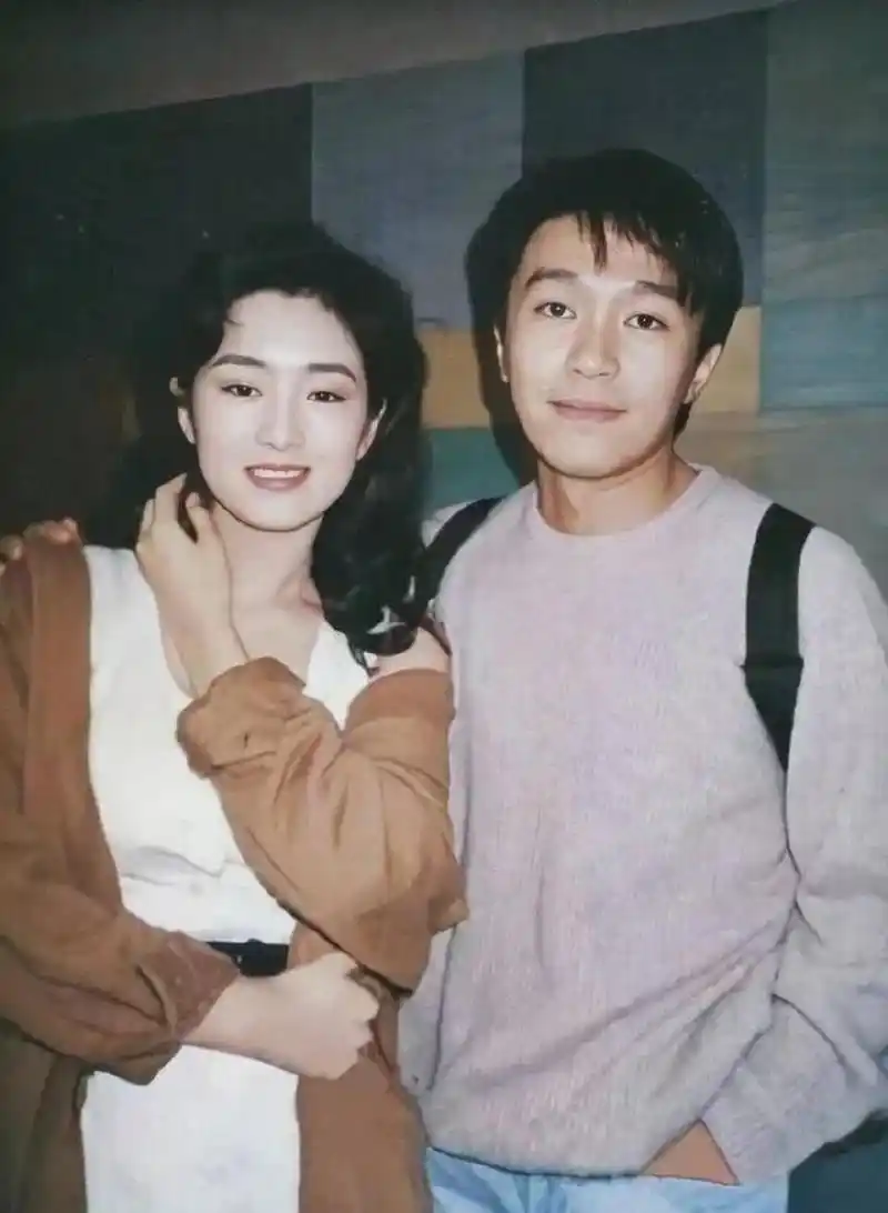 1992年的周星驰和巩俐,动作很有爱.