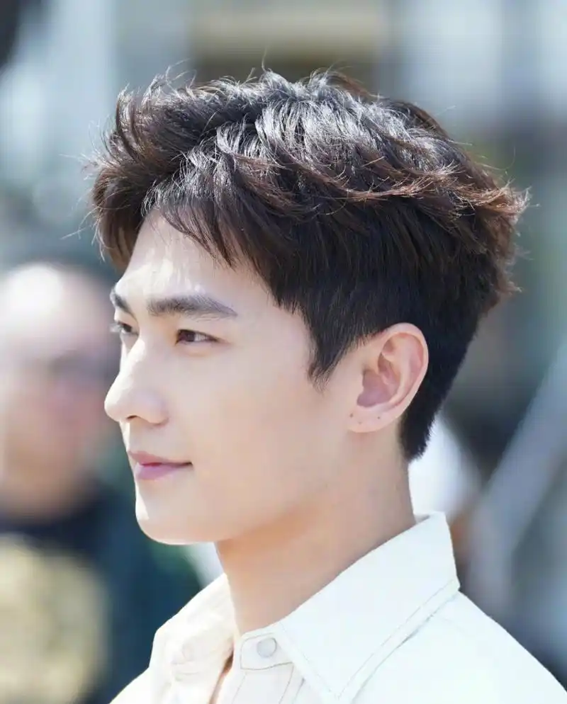 今天的杨洋,户外自然光高清相机怼脸,别的不说,32岁男性拥有这种肤质