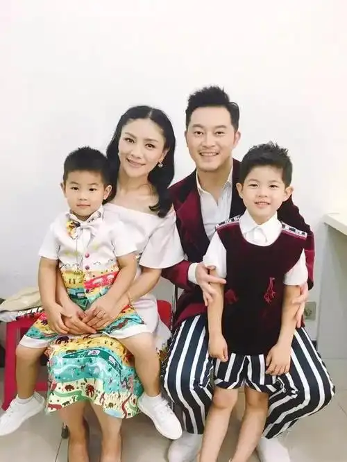 沙溢晒儿子海边玩耍视频,安吉小鱼儿合伙欺负爸爸,用脚扬起水花