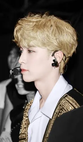 这一张照片在被曝光之后,很多的网友纷纷表示张艺兴的这个侧颜真的是