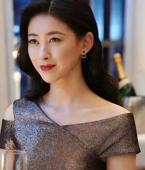 朱珠,连续8年上榜"全球最美面孔"_控制情绪_漂亮_女性