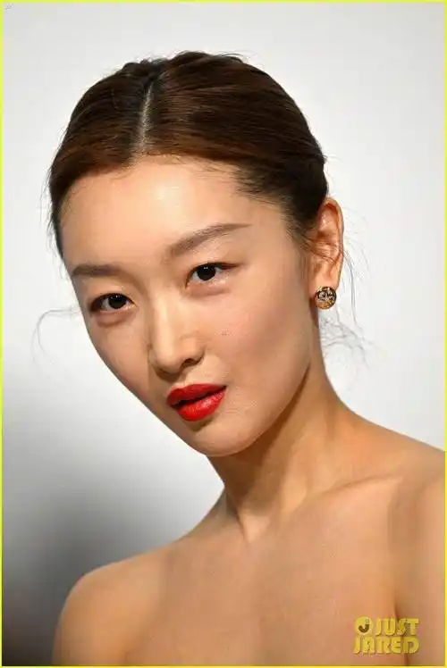 有人从面相来分析,评价周冬雨长相变得有心机,刻薄