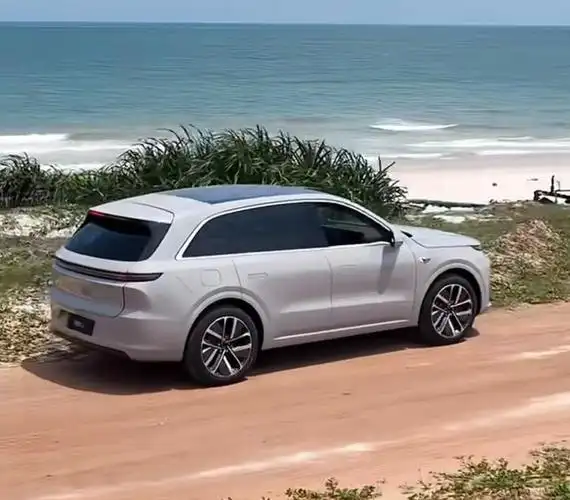 理想l6实车曝光新车定位中型五座suv将于第二季度上市价格在30万元