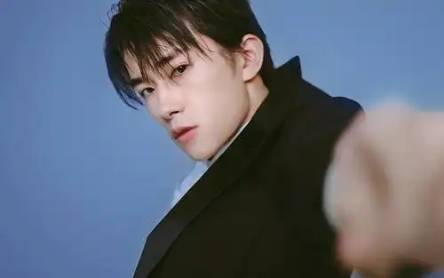 电脑壁纸 明星 大陆明星 清新俊逸少年易烊千玺西装写真