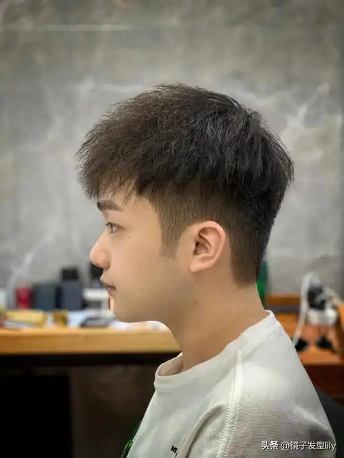 两边剃掉上梳刘海发型.