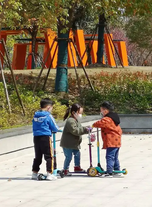 带着口罩玩耍的孩子们