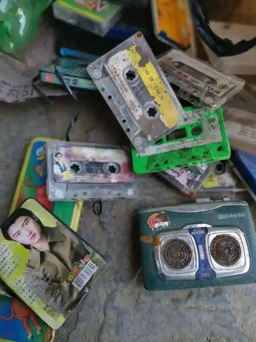 湘西一网友整理房间发现的宝贝据说是很多80后的回忆