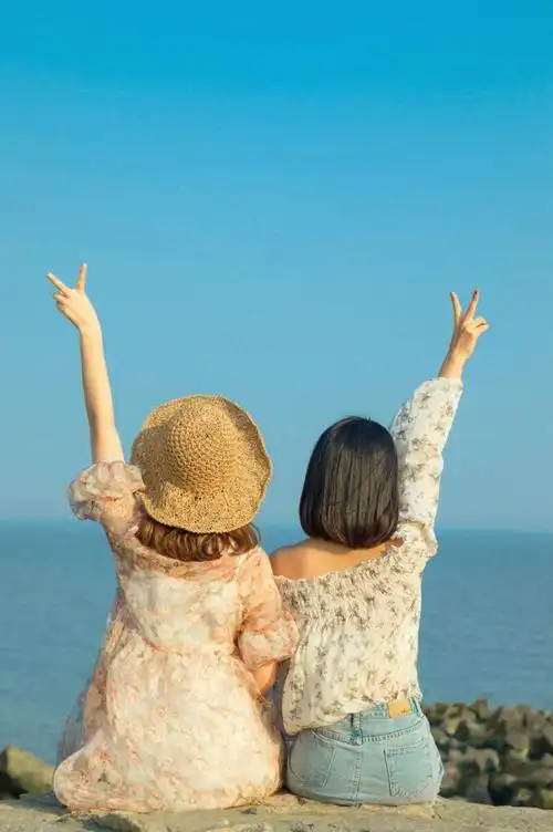 和闺蜜拍合照8个拍照姿势试着摆拍出最甜最美的闺蜜照